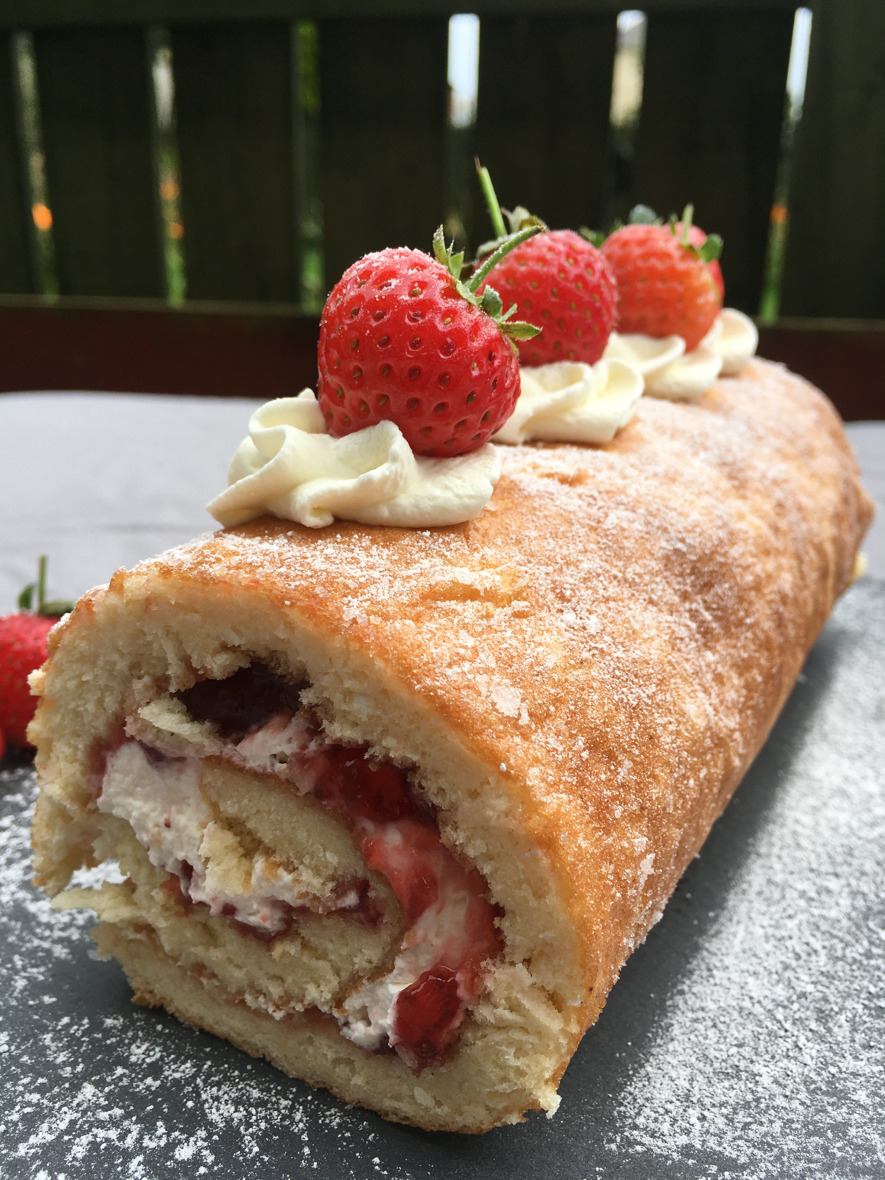 Swiss Roll Cake | Strawberries and Cream - TheUniCook