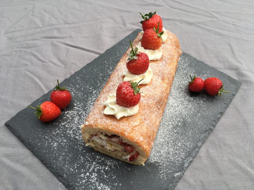 Swiss Roll Cake | Strawberries and Cream - TheUniCook