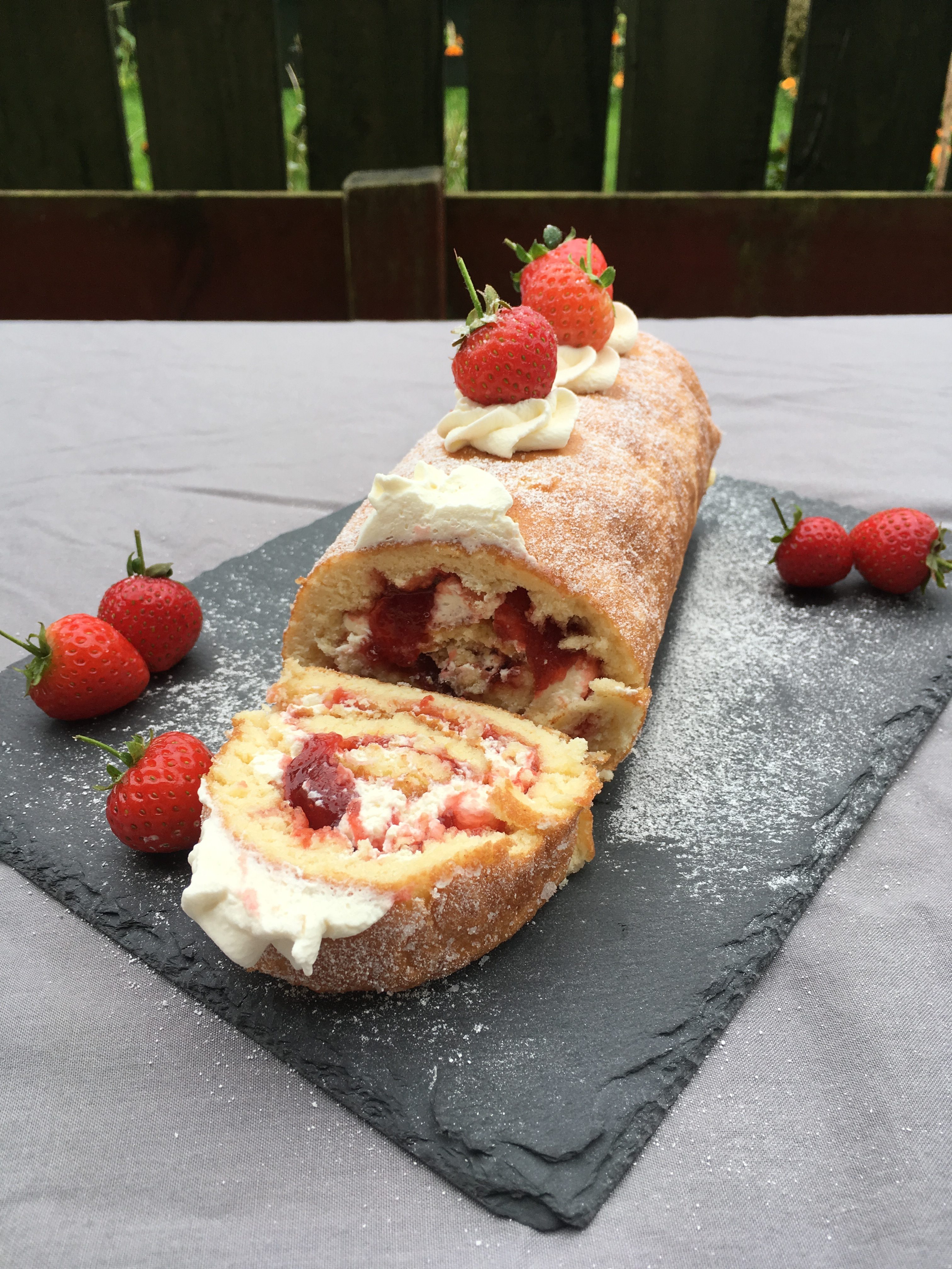 Swiss Roll Cake | Strawberries and Cream - TheUniCook