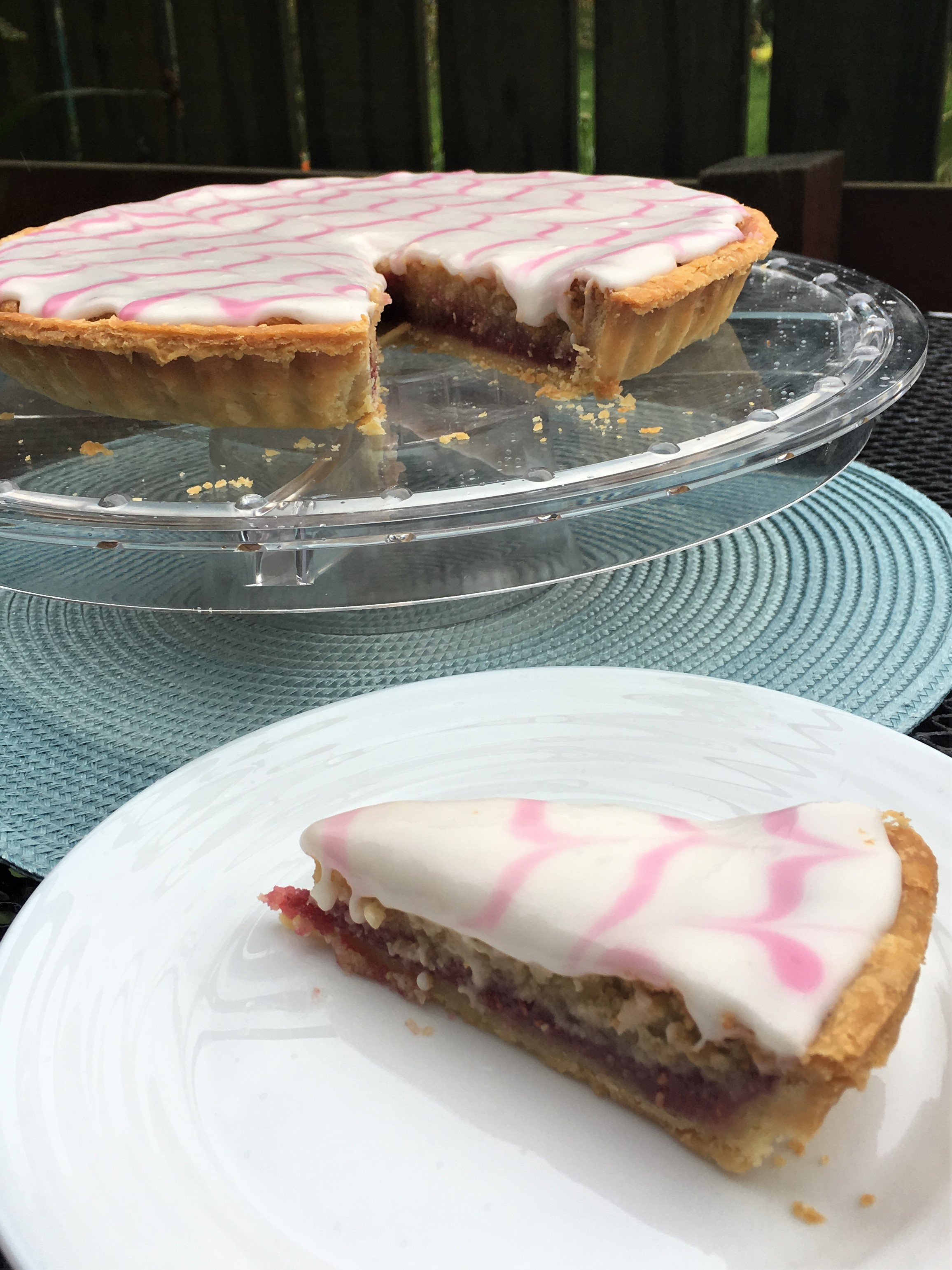 Mary Berry´s Bakewell Tart With Feathered Icing - TheUniCook